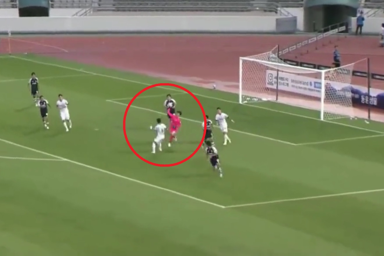 Bramkarz rzucił piłką w... głowę napastnika. Abstrakcyjny gol stał się hitem internetu [WIDEO]