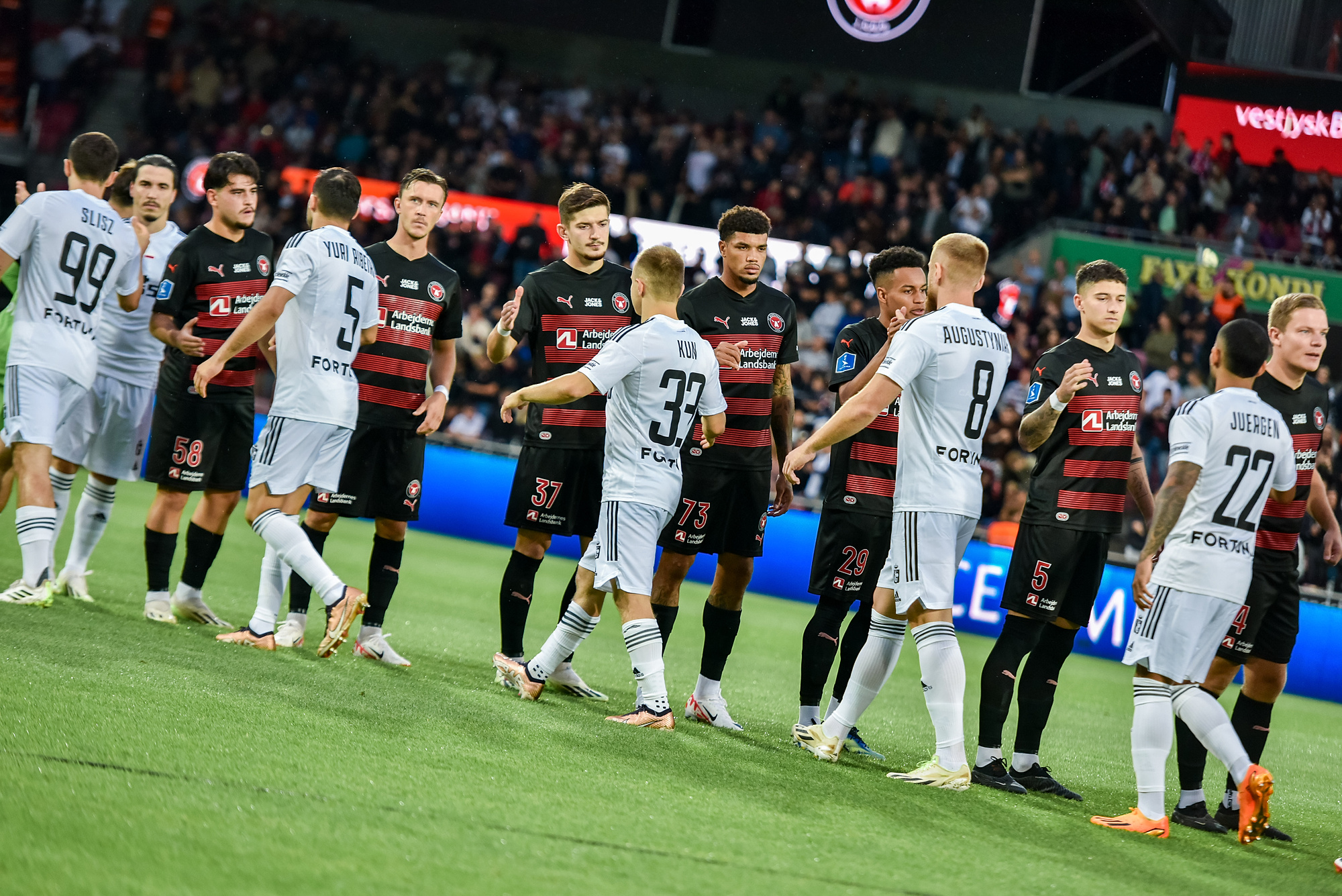 "Jak sędzia mógł być tak słaby? To amatorka!". Piłkarze Midtjylland wściekli na arbitra po meczu z Legią