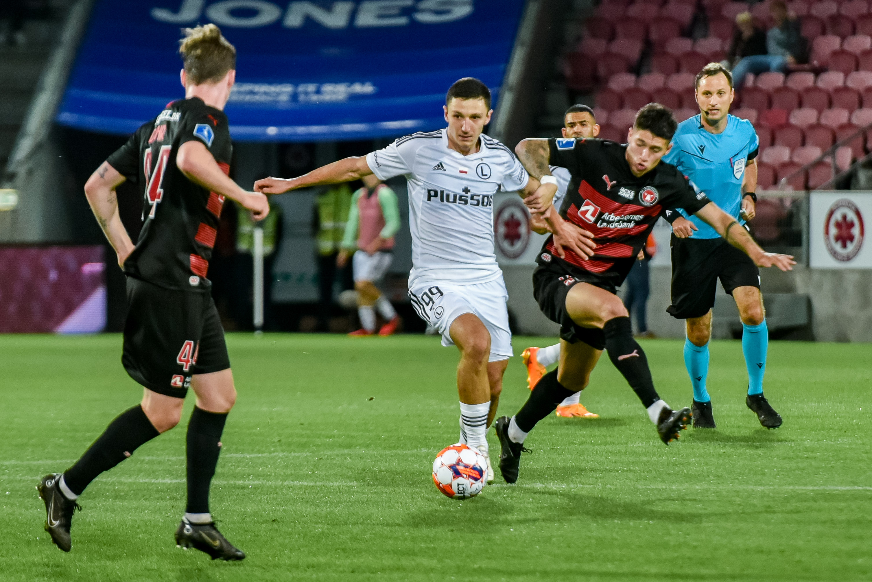 Legia straci Slisza? Nowy przepis wprowadził zamieszanie w drużynie. W tle "Bereszyński gate"