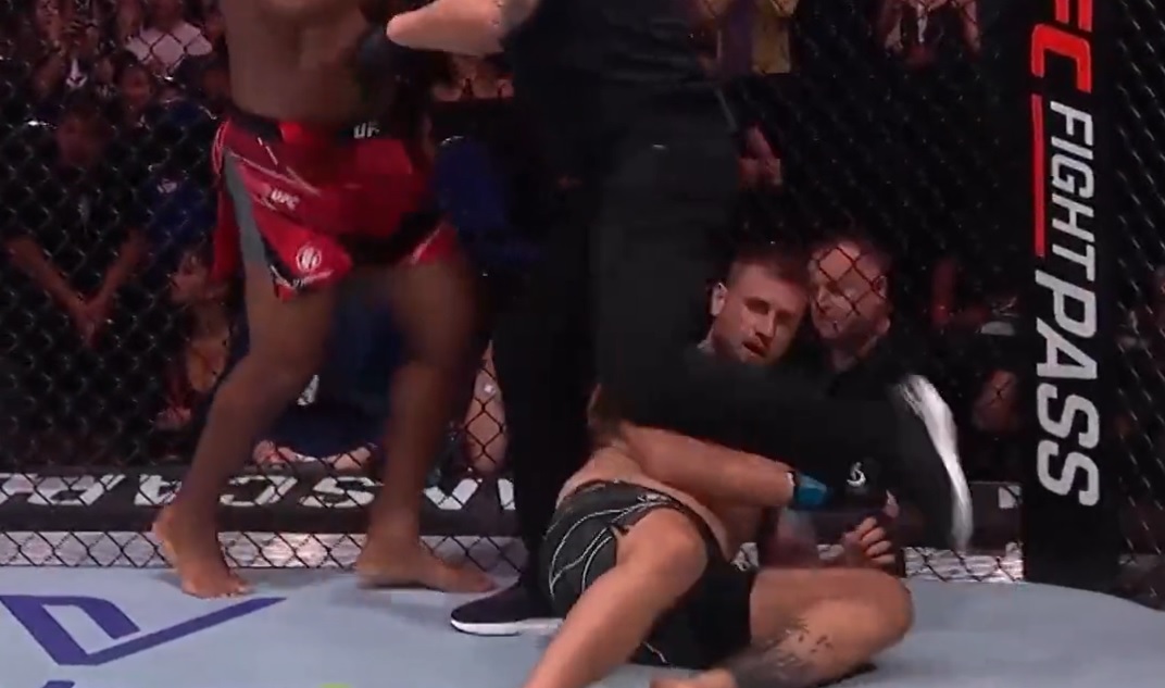 Padł jak rażony prądem. Polak brutalnie znokautowany podczas UFC w Singapurze [WIDEO]