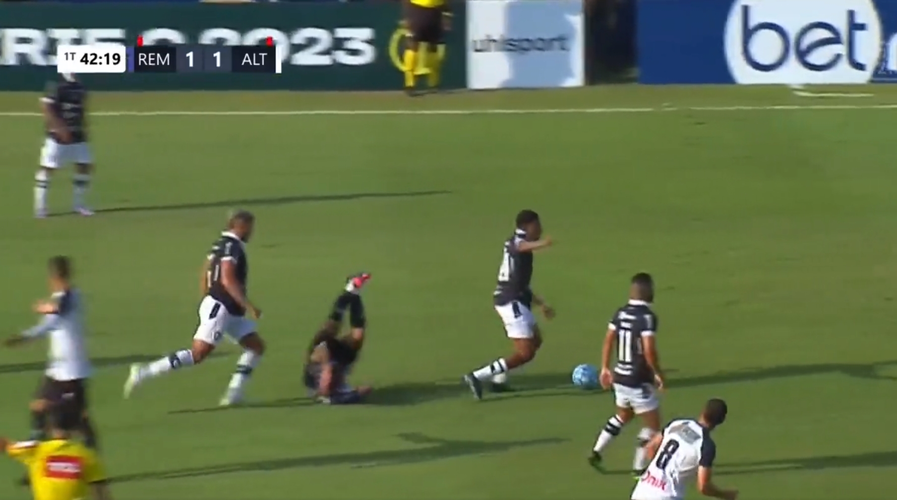 Bandycki atak piłkarza. Celowo kopnął rywala w głowę, doszło do bójki [WIDEO]