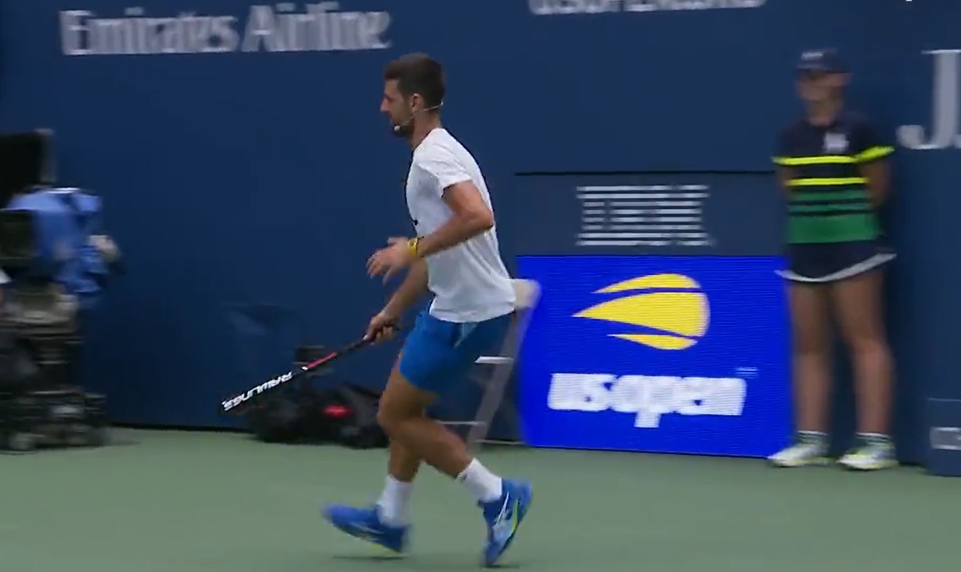 Patelnia, znak STOP, deska. Novak Djoković zagrał w tenisa różnymi przedmiotami [WIDEO]