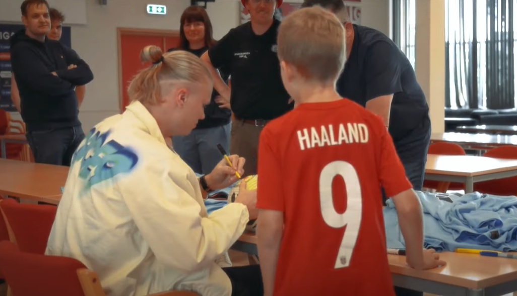 "Przykro mi, nie mogę podpisać tej koszulki". Erling Haaland odmówił dania autografu [ZDJĘCIE]