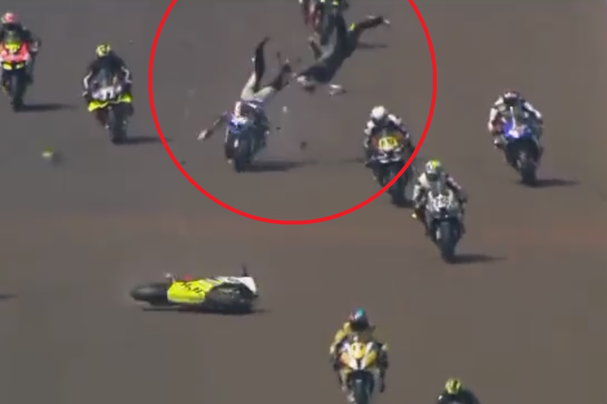 Koszmarny wypadek podczas wyścigu motocyklowego. Nie żyje dwóch zawodników [WIDEO]