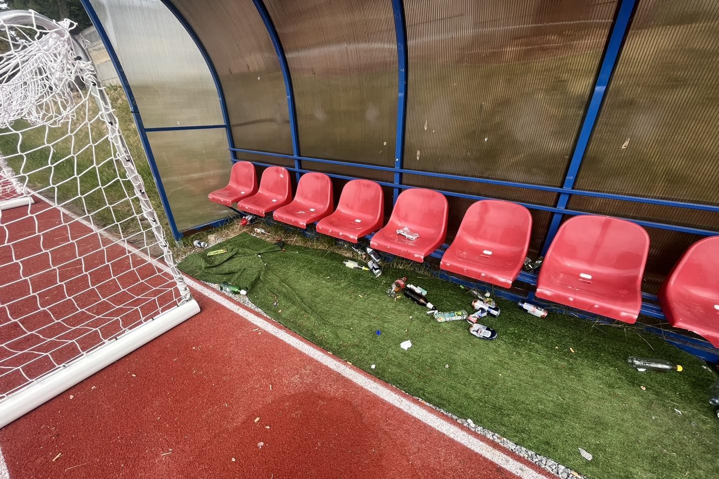 Polski stadion zdewastowany wskutek... libacji alkoholowych. Przykre obrazki z obiektu [ZDJĘCIE]