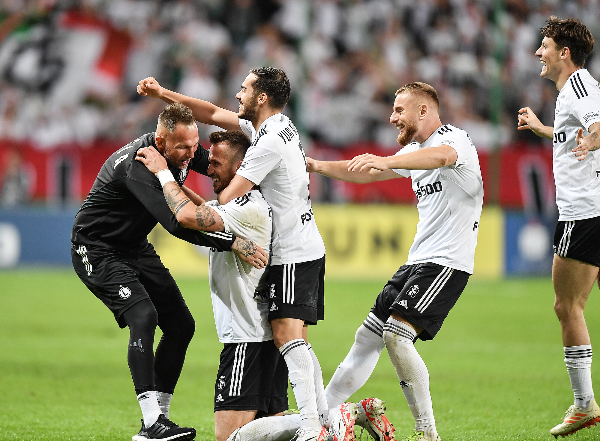 Legia Warszawa w Lidze Konferencji! Kacper Tobiasz bohaterem stołecznych, przesądziły karne! [WIDEO]