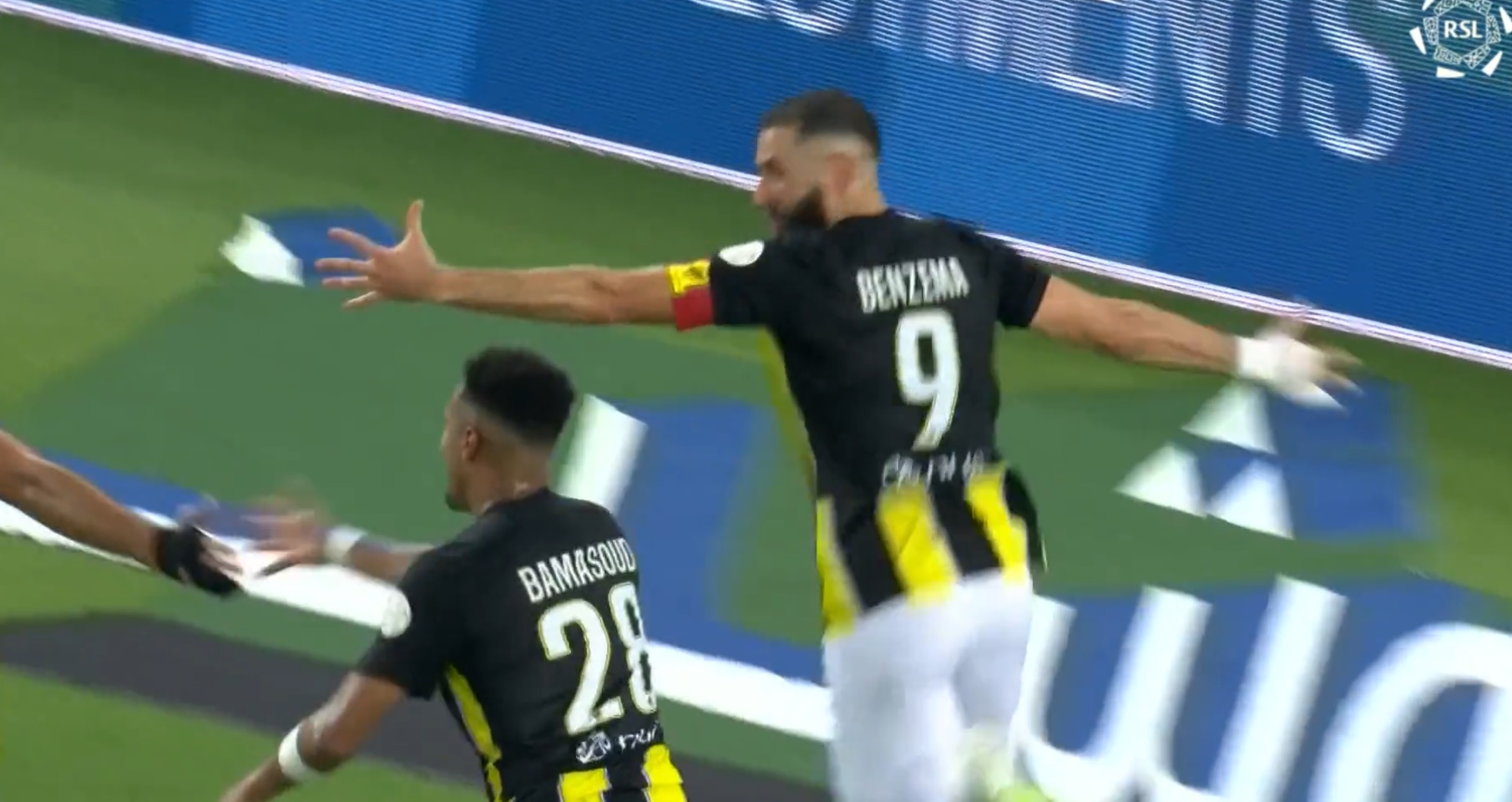 Efektowny gol piętą Karima Benzemy w ligowym hicie. Siedem bramek w meczu na szczycie [WIDEO]