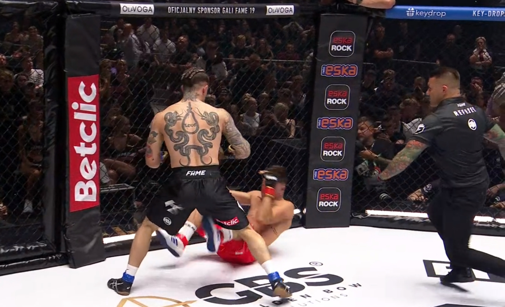 Robert Karaś leżał na deskach, ale wrócił do walki. Kapitalne starcie na Fame MMA 19, zasłużony zwycięzca