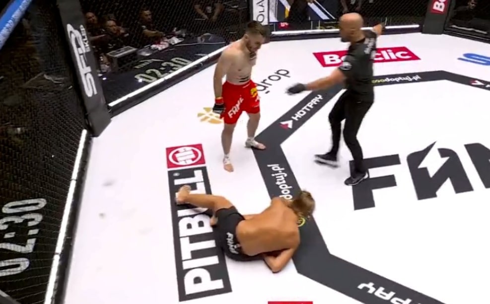 Fabijański rozbity w 30 sekund na FAME MMA. Klatkę opuszczał na noszach [WIDEO]