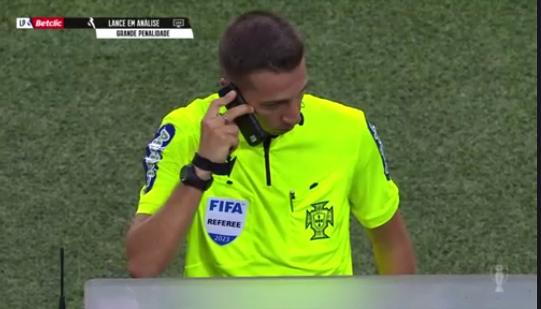 Dziwna sytuacja w meczu FC Porto. Sędzia zmienił decyzję po rozmowie przez telefon [WIDEO]