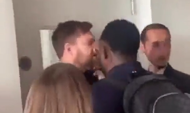 Legenda Manchesteru United zaatakowana przez kibica. Absurdalna sytuacja podczas hitu Premier League [WIDEO]