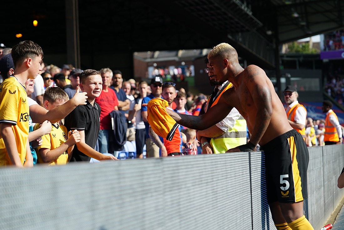Piłkarz Premier League ofiarą dyskryminacji. Kibic wyrzucony ze stadionu za rasistowskie zachowanie