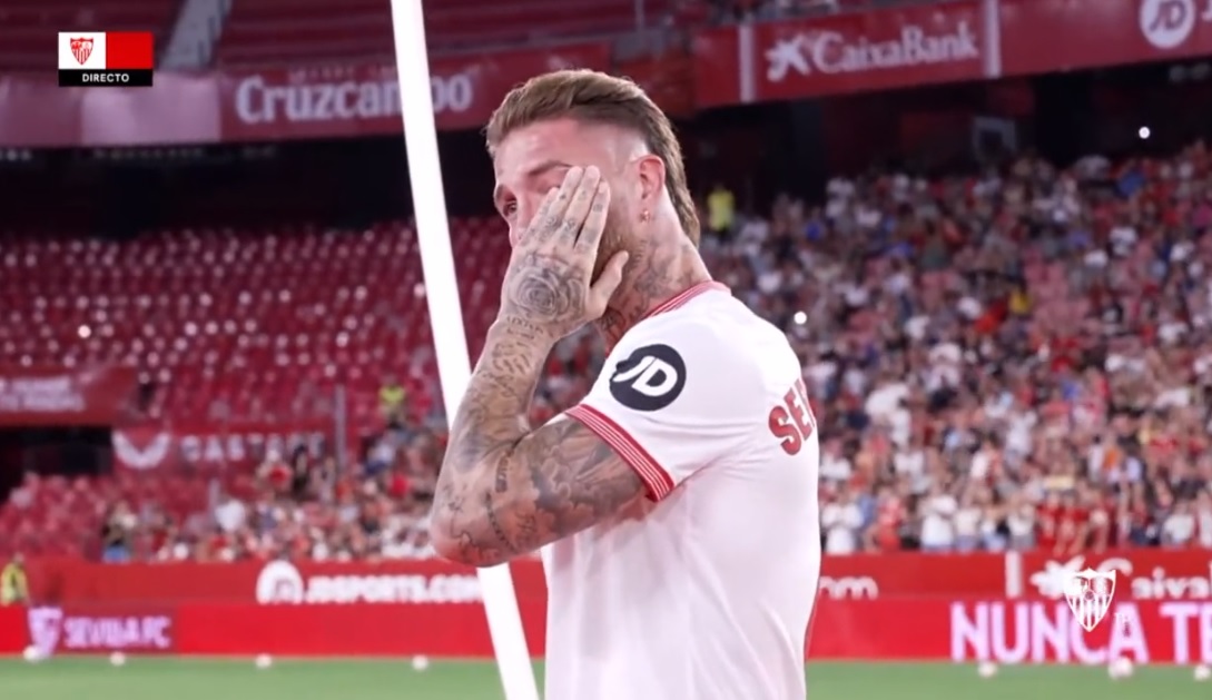 Sergio Ramos nie mógł powstrzymać łez. Kibice Sevilli zgotowali mu wspaniałe powitanie [WIDEO]