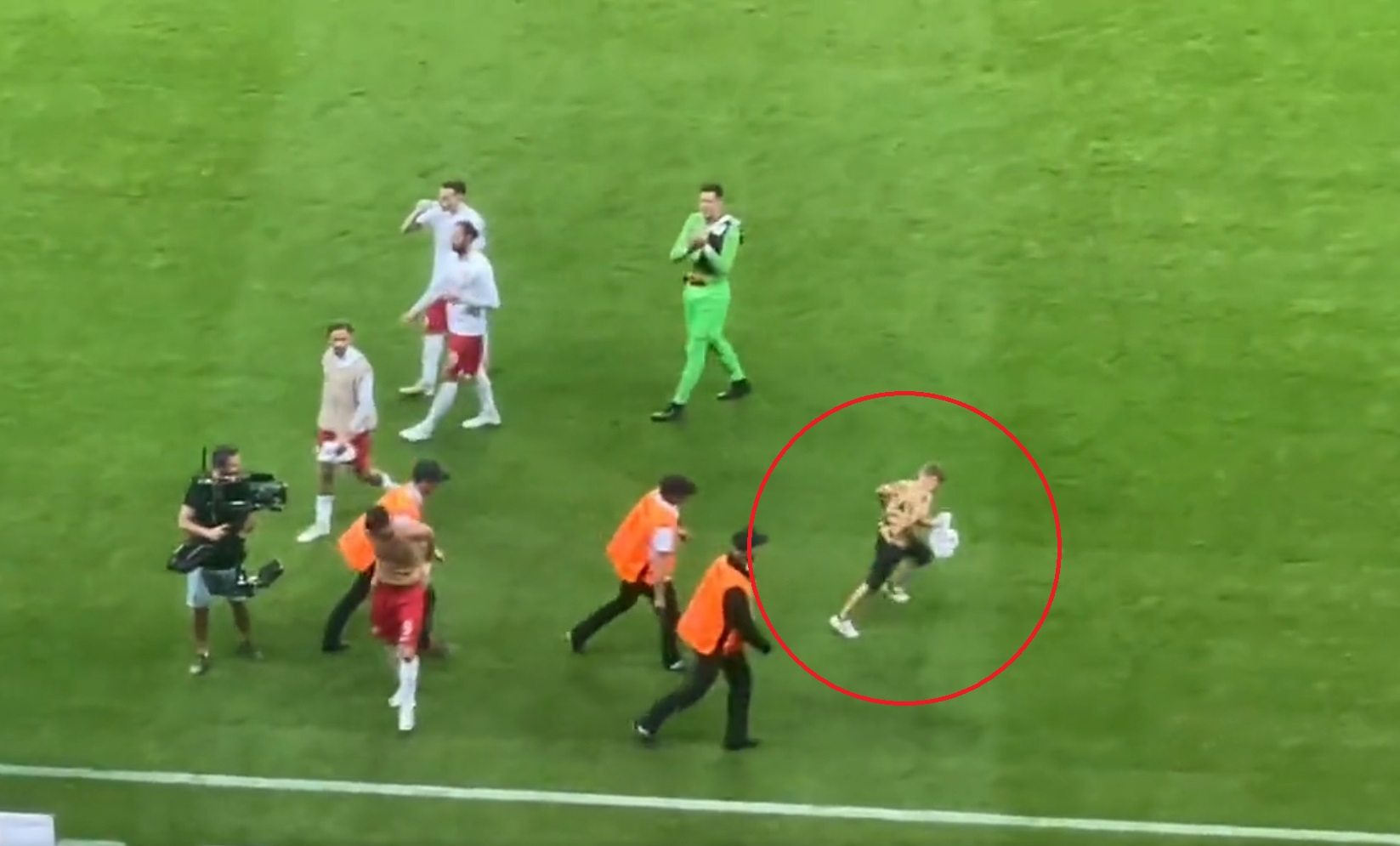 Kibic wbiegł na boisko po ostatnim gwizdku. Miły gest Lewandowskiego. "Najlepsza akcja tego meczu" [WIDEO]