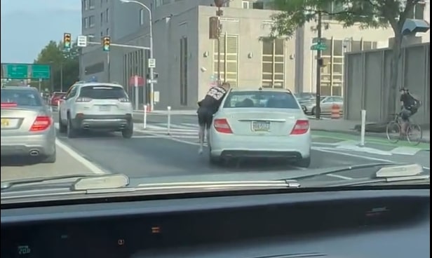 Zawodnik MMA stracił auto w środku miasta. Złodzieje mieli broń, padły strzały [WIDEO]