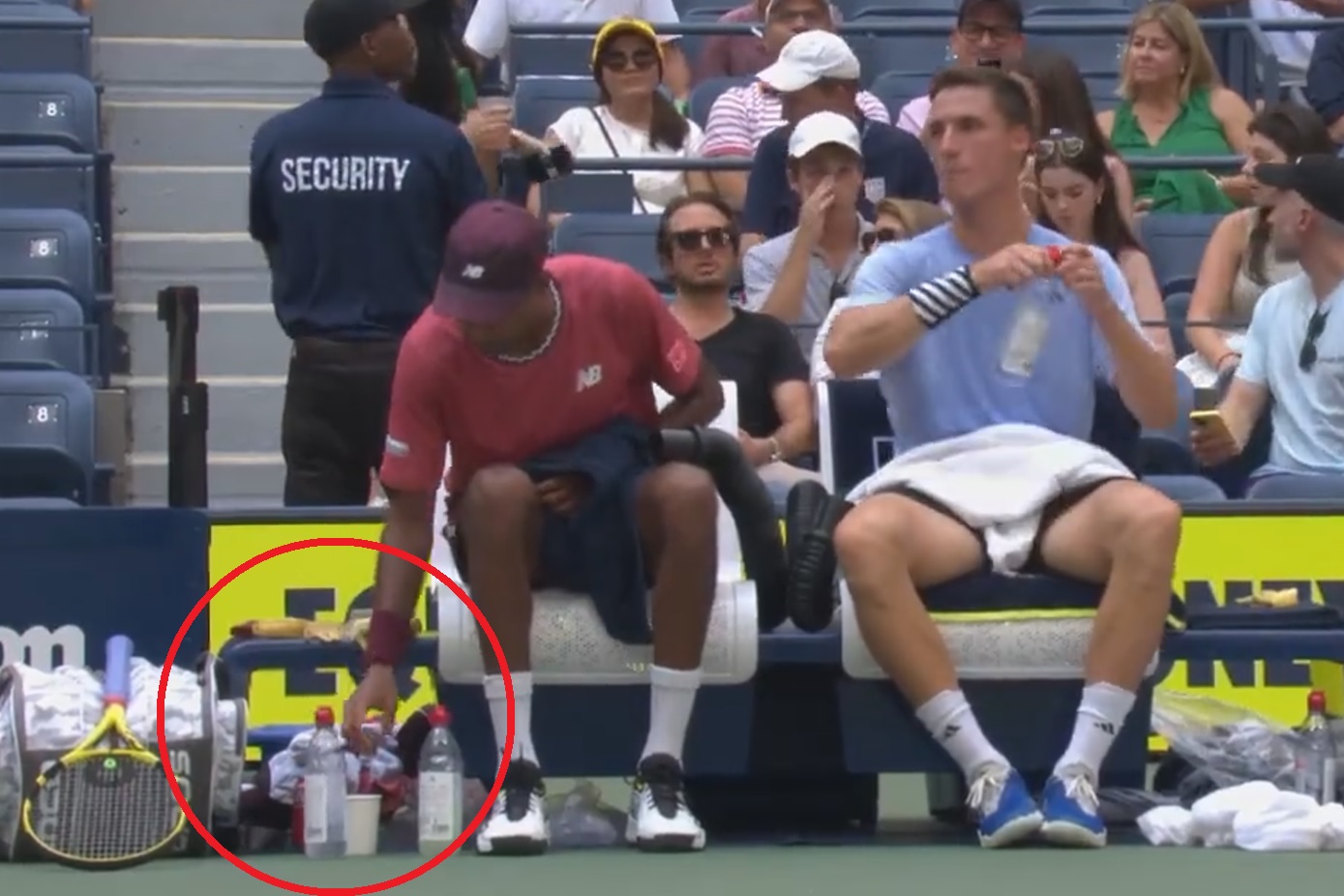 Zaskakujący sposób tenisisty na regenerację w finale US Open. Tego jeszcze nie było [WIDEO]