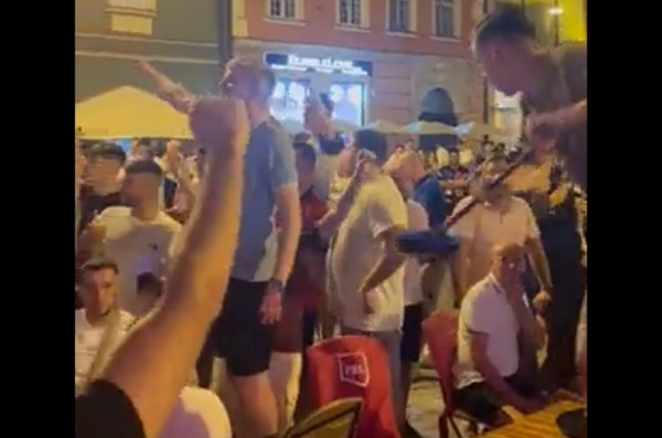 Wrocław "przejęty" przez angielskich kibiców. Zabawa i śpiewy w centrum miasta [WIDEO]