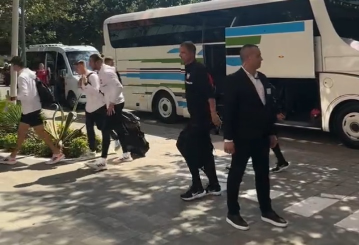 Reprezentanci Polski już w Albanii. Niewzruszeni przeszli obok kibiców. Bez powitania i autografów [WIDEO]