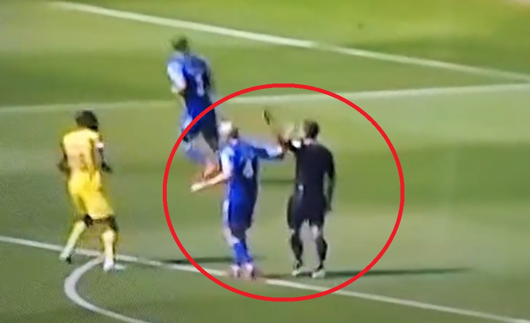 Kuriozalna kartka na angielskich boiskach. Wyrzucony za zderzenie się z sędzią [WIDEO]