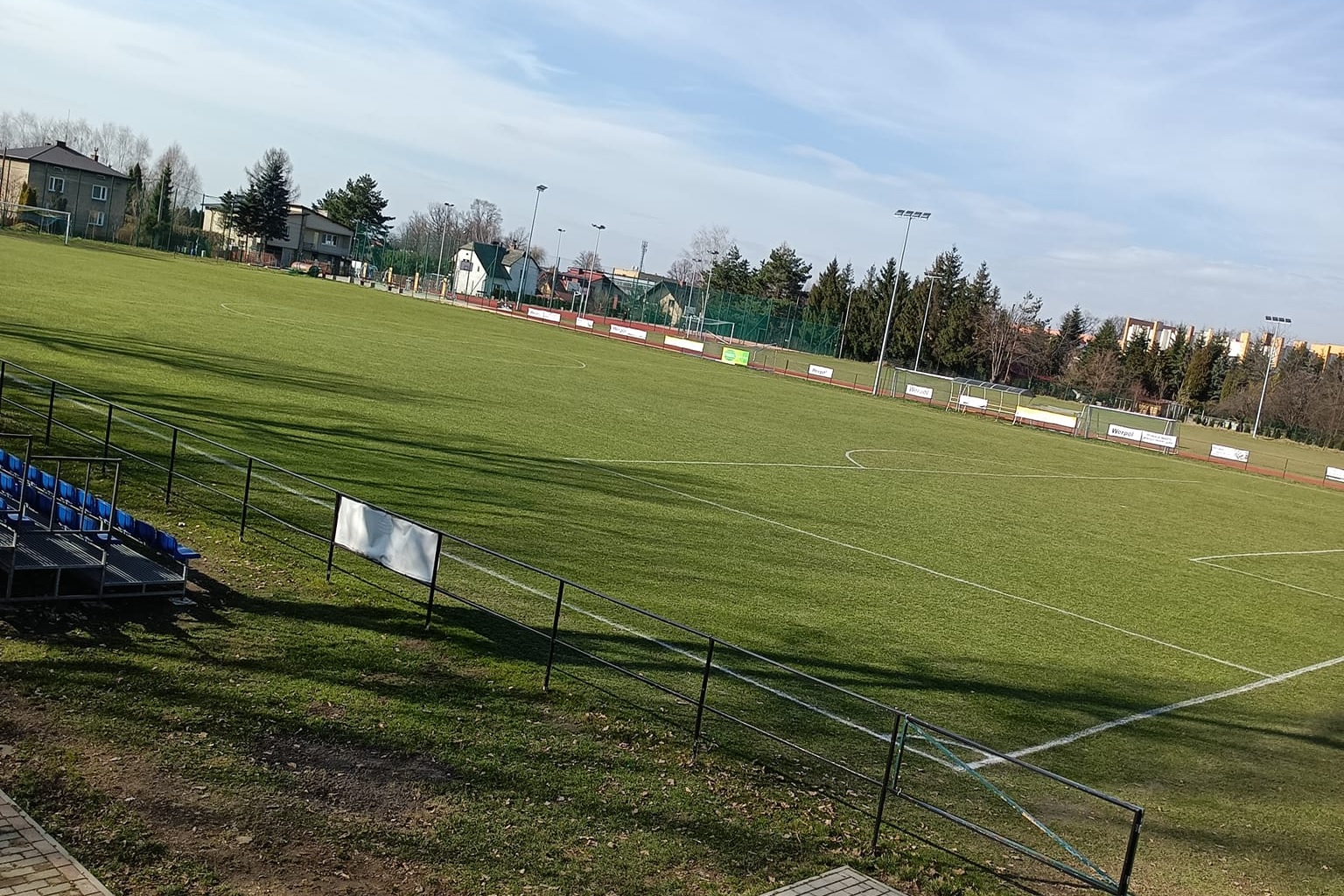 Skandal na jednym z polskich stadionów. Kibic pobił piłkarza gości w trakcie spotkania