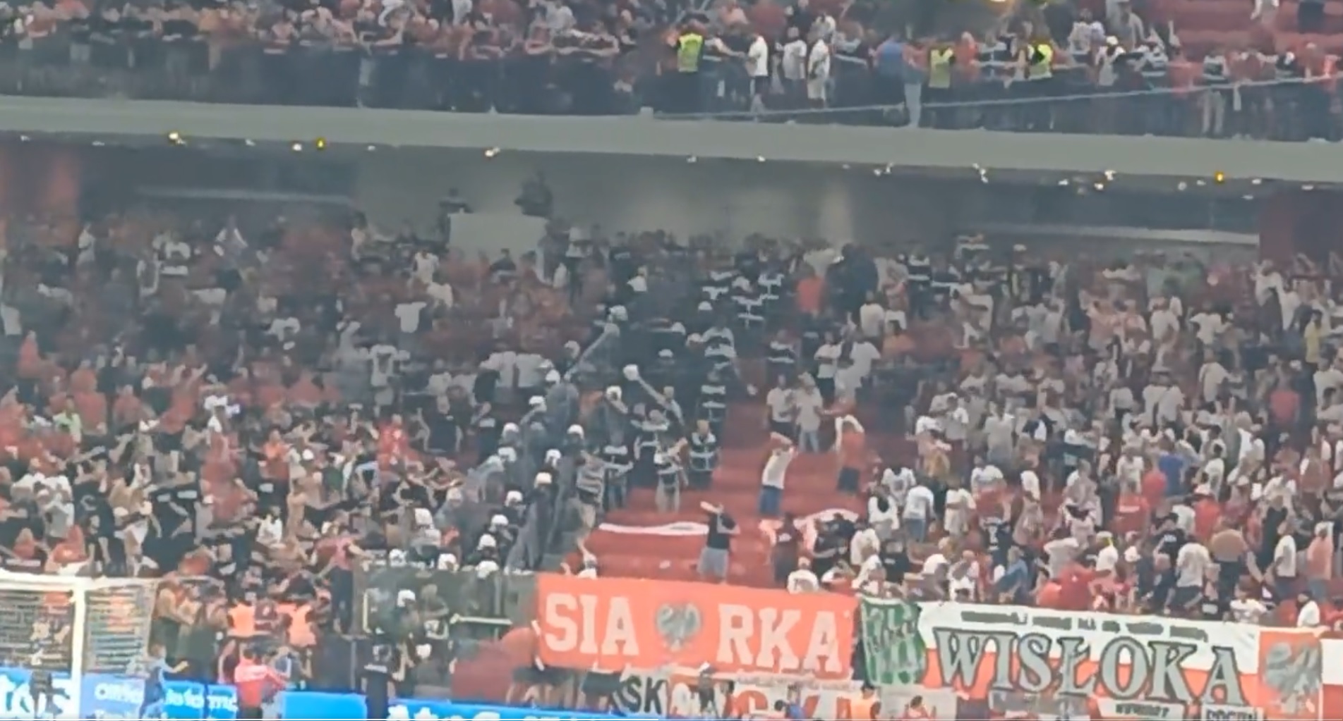 Polscy kibice starli się z policją na stadionie w Albanii! Fruwające krzesełka w Tiranie. "Gorąco" [WIDEO]