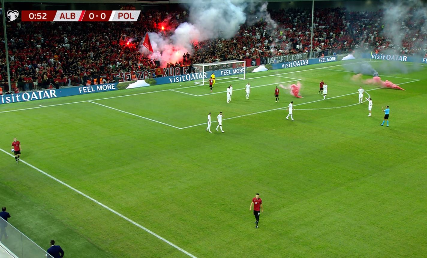 Race na murawie tuż po pierwszym gwizdku arbitra. Albańscy kibice błyskawicznie dali o sobie znać [WIDEO]