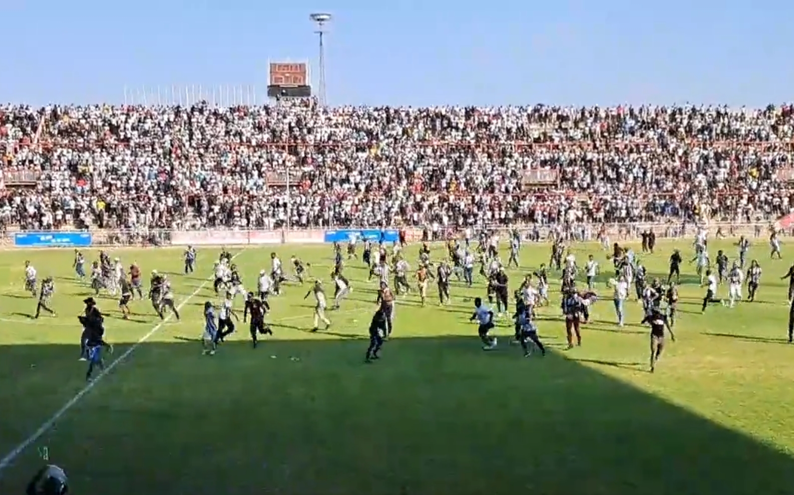 Kibice wbiegli na murawę po bramce dla rywali. Sędzia musiał przerwać mecz [WIDEO]