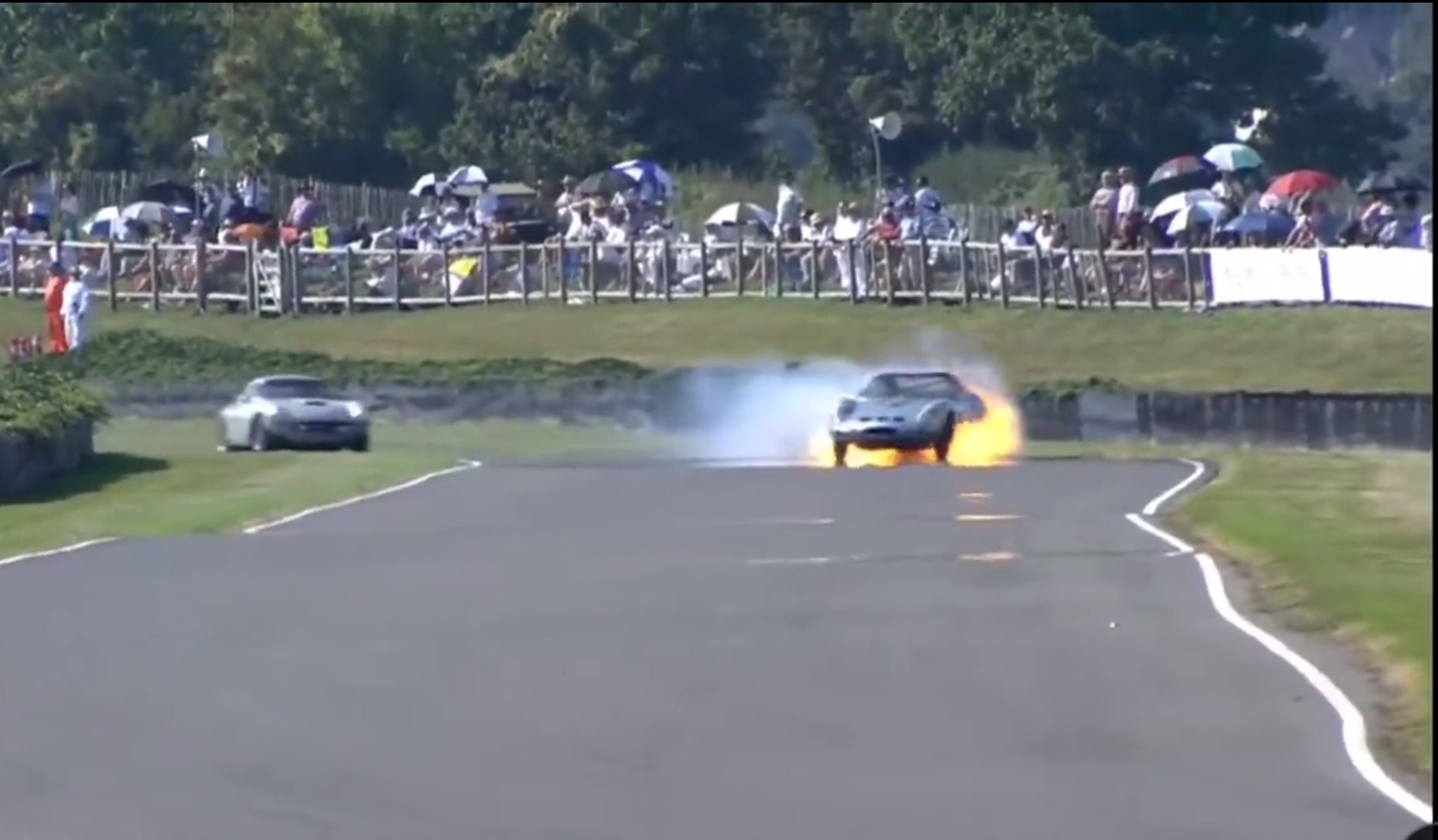 Były kierowca F1 miał wypadek na torze. Jego auto nagle zaczęło się palić [WIDEO]