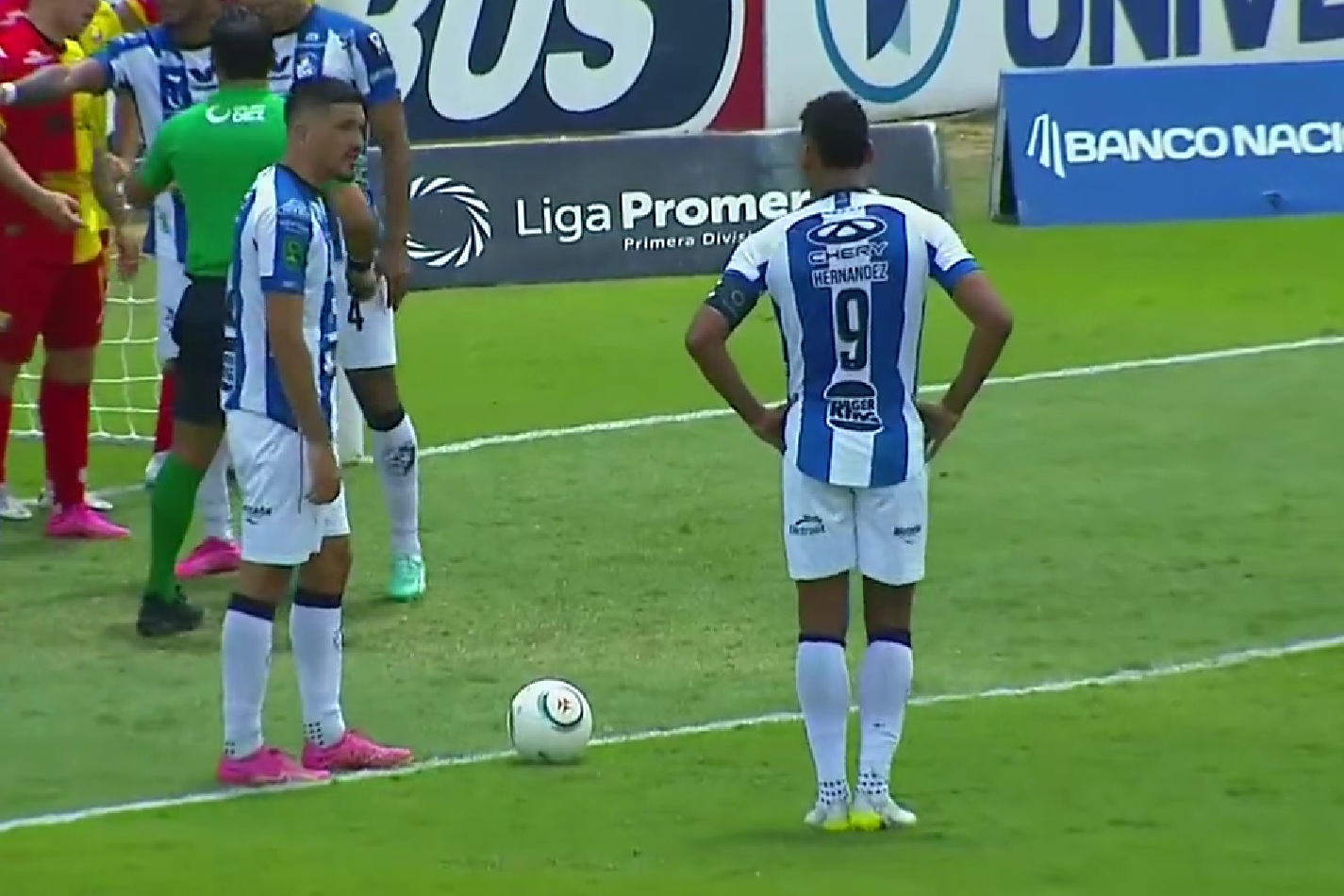 Największa wtopa miesiąca? Piłkarz nie trafił do bramki z... pięciu metrów [WIDEO]