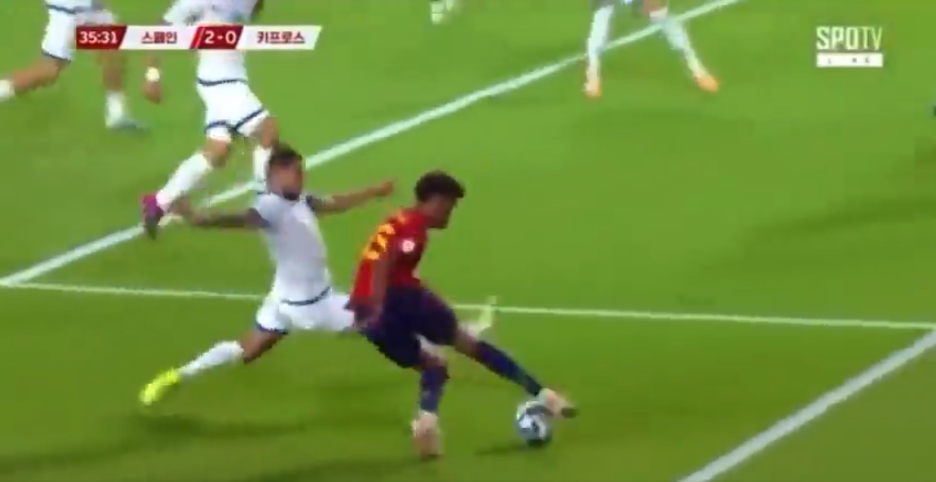 Hiszpania gromi w eliminacjach. Rewelacyjny nastolatek z Barcelony tańczył z rywalami [WIDEO]