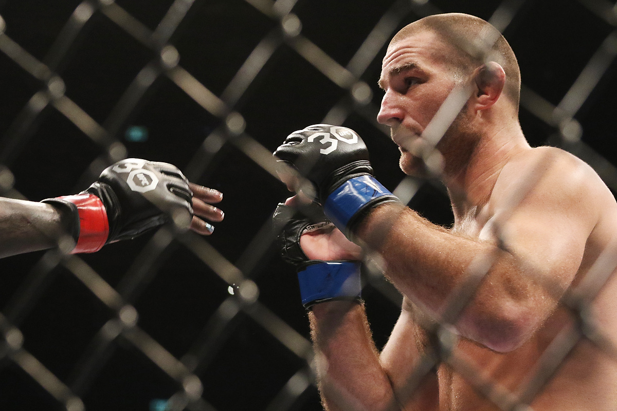 "Czy tylko dla mnie wygląda teraz lepiej?". Mistrz UFC uszkodził pas [WIDEO]