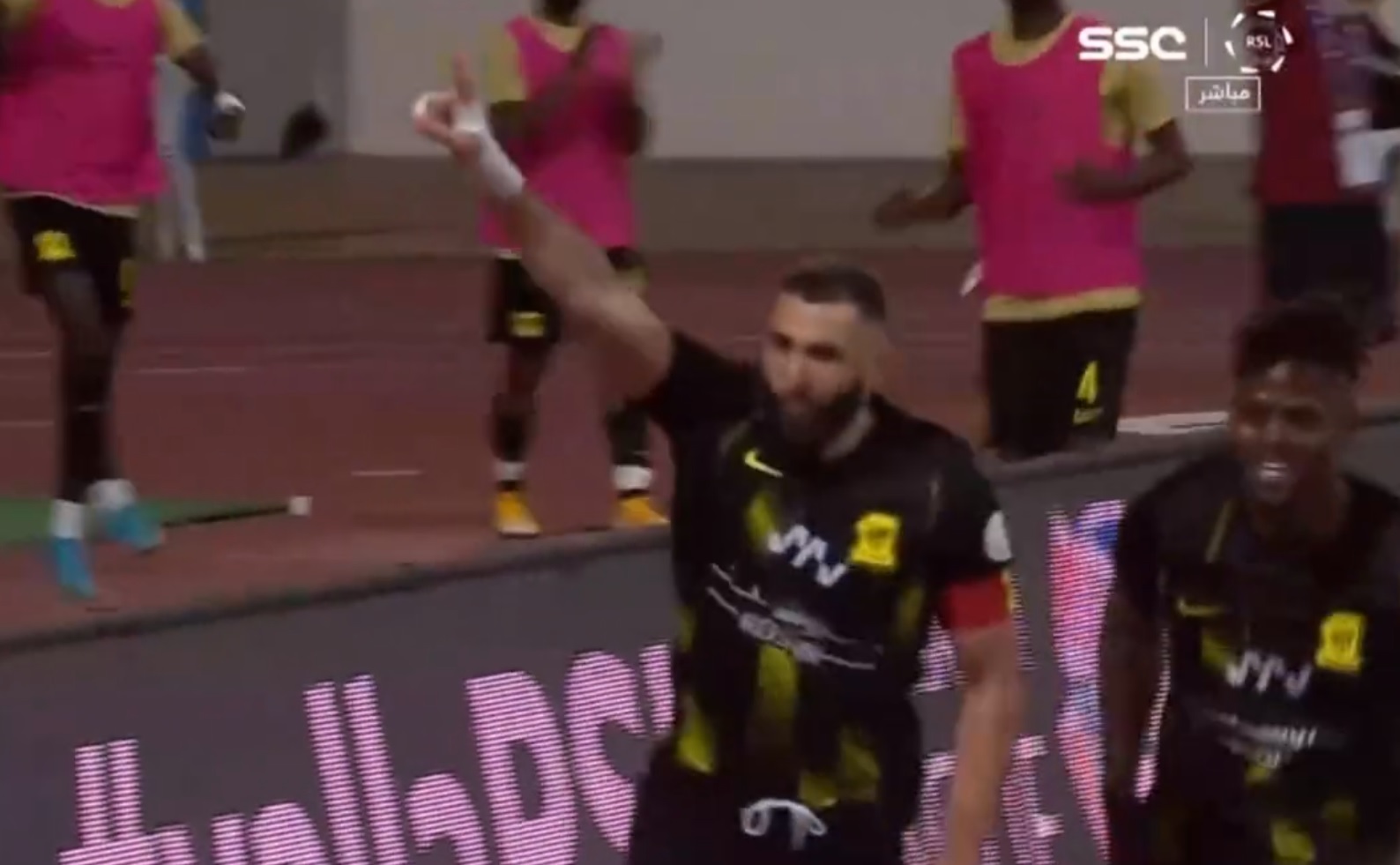 Karim Benzema dał swojej drużynie kolejne zwycięstwo. Sprytne zachowanie snajpera w kluczowej akcji [WIDEO]