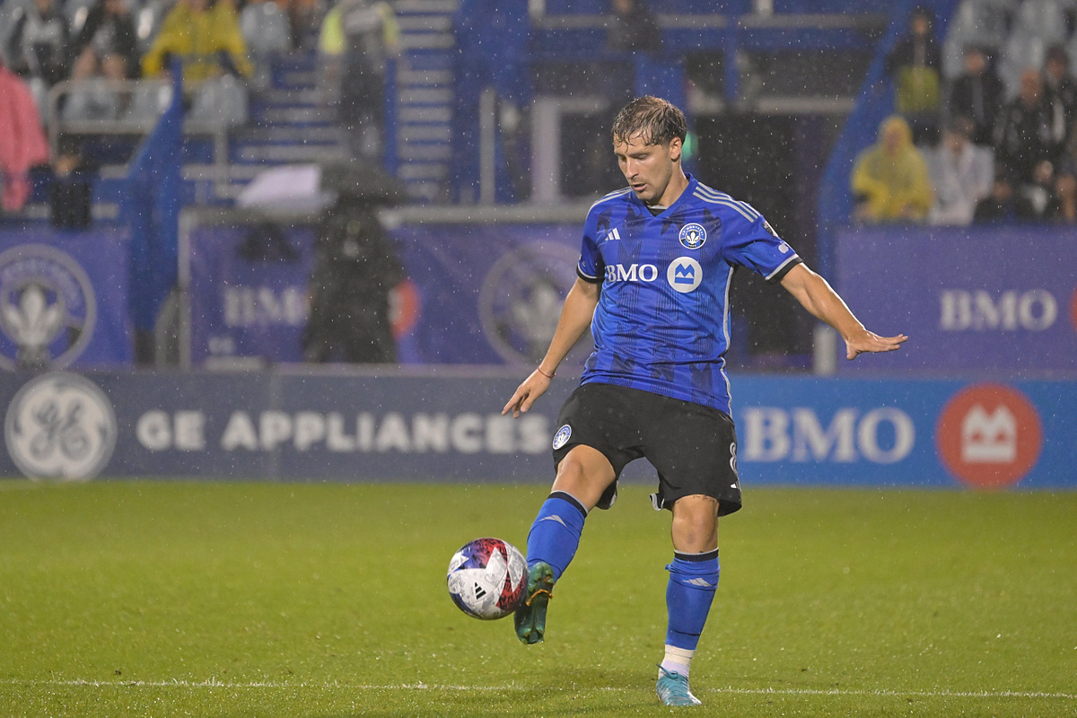 Piłkarzowi znudziło się siedzenie na ławce, więc... przybrał fałszywą tożsamość. Spotkała go surowa kara