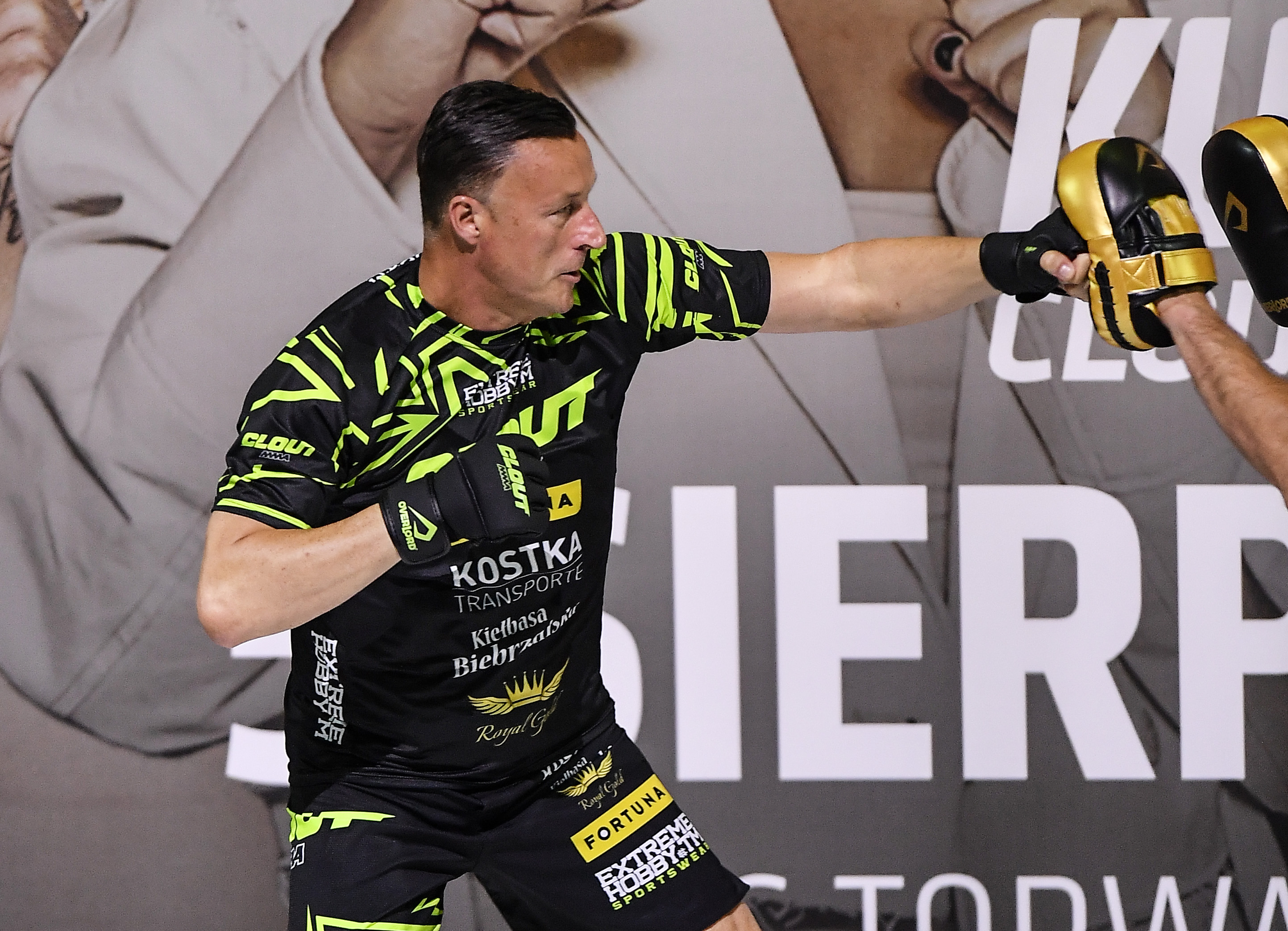 Tomasz Hajto zmierzy się ze znanym piłkarzem! Starcie dwóch byłych reprezentantów walką wieczoru Clout MMA