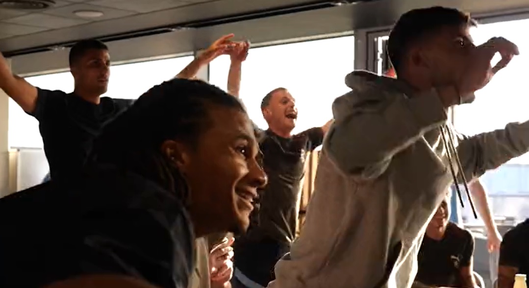 "Nie odchodzę". Piłkarze Manchesteru City odwzorowali scenę z "Wilka z Wall Street" [WIDEO]