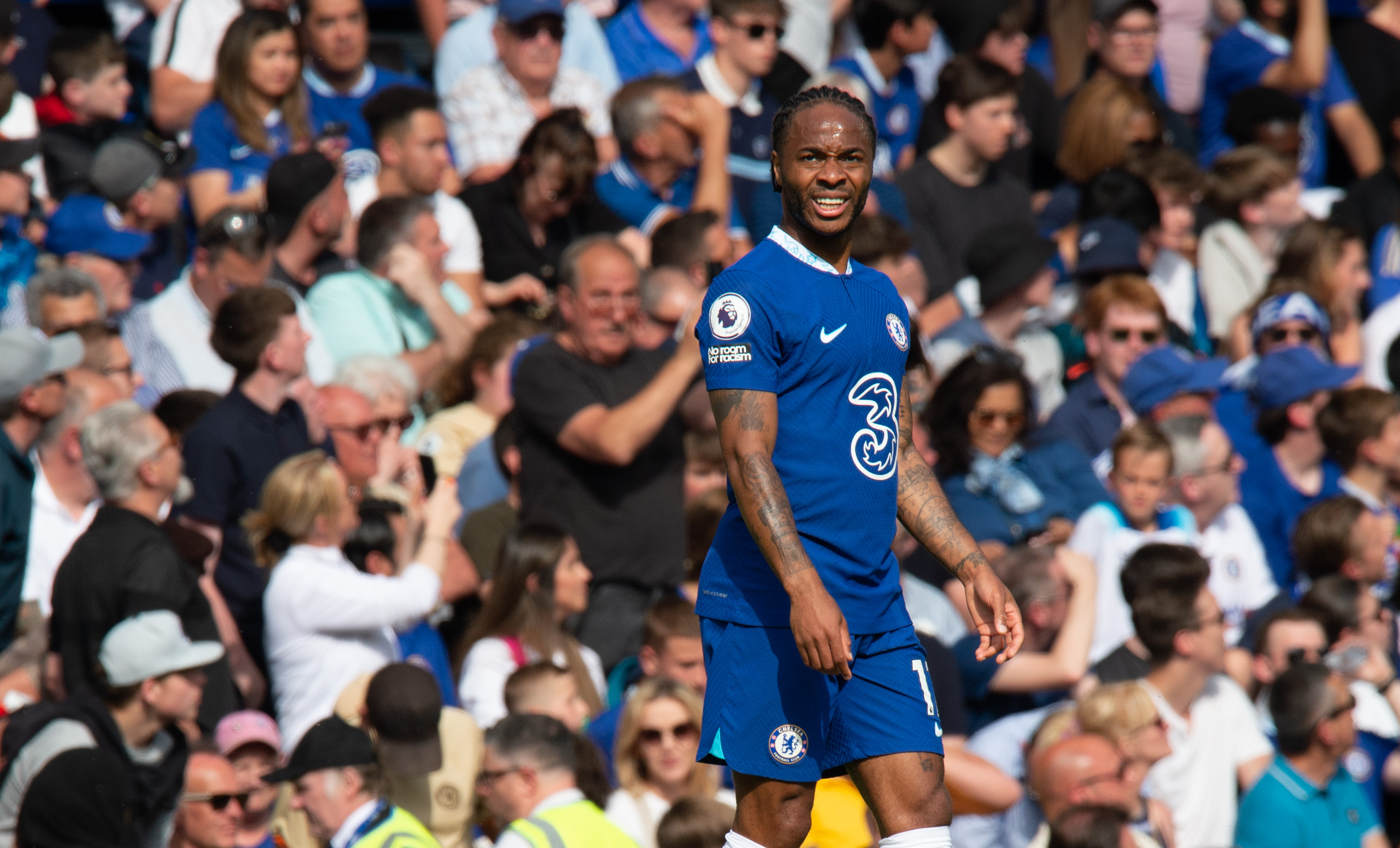 Raheem Sterling rzucił racą w trybuny, grozi mu zawieszenie. FA wszczęło śledztwo [WIDEO]