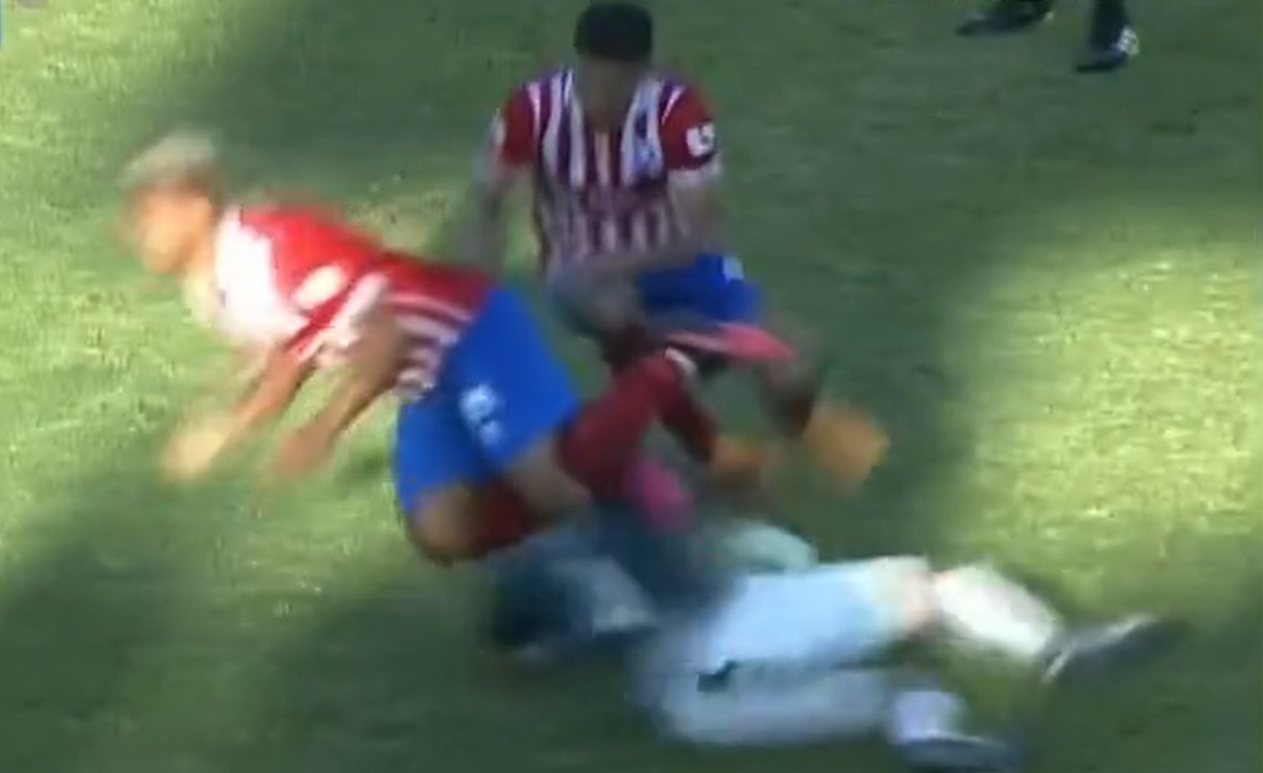 Brutalny "karate kick" w Hondurasie. Piłkarz powalił dwóch przeciwników za jednym zamachem [WIDEO]