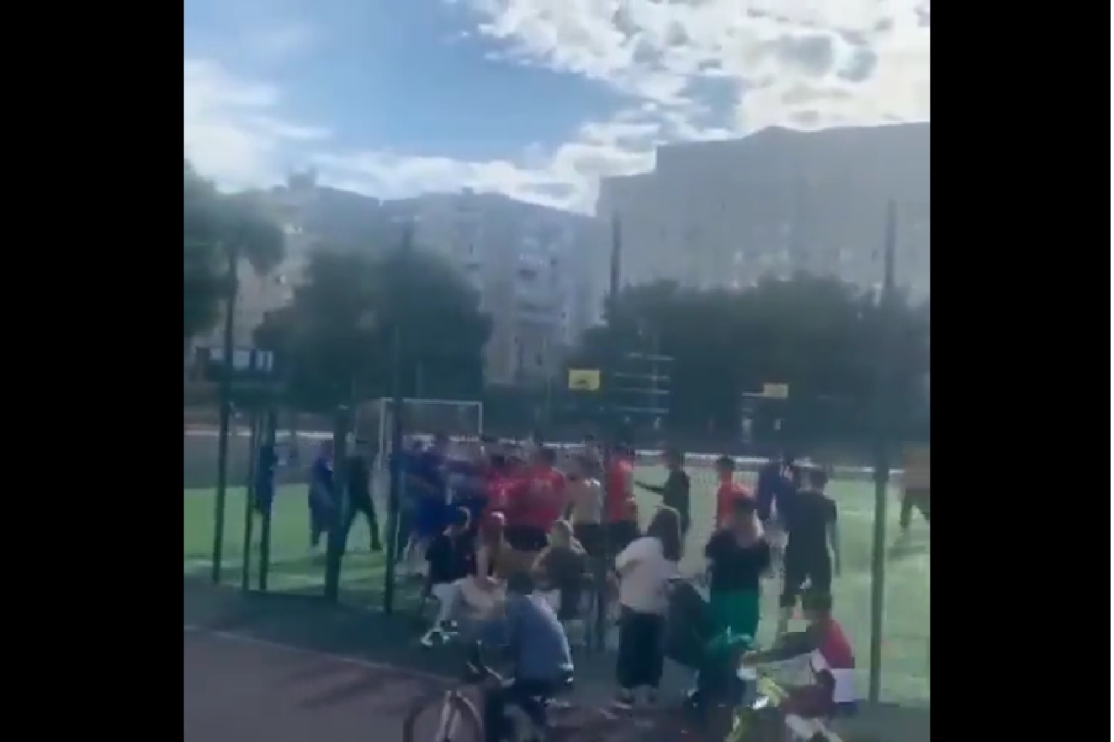 Sceny rodem z MMA na... boisku piłkarskim. Skandaliczne obrazki, na wszystko patrzyły dzieci [WIDEO]