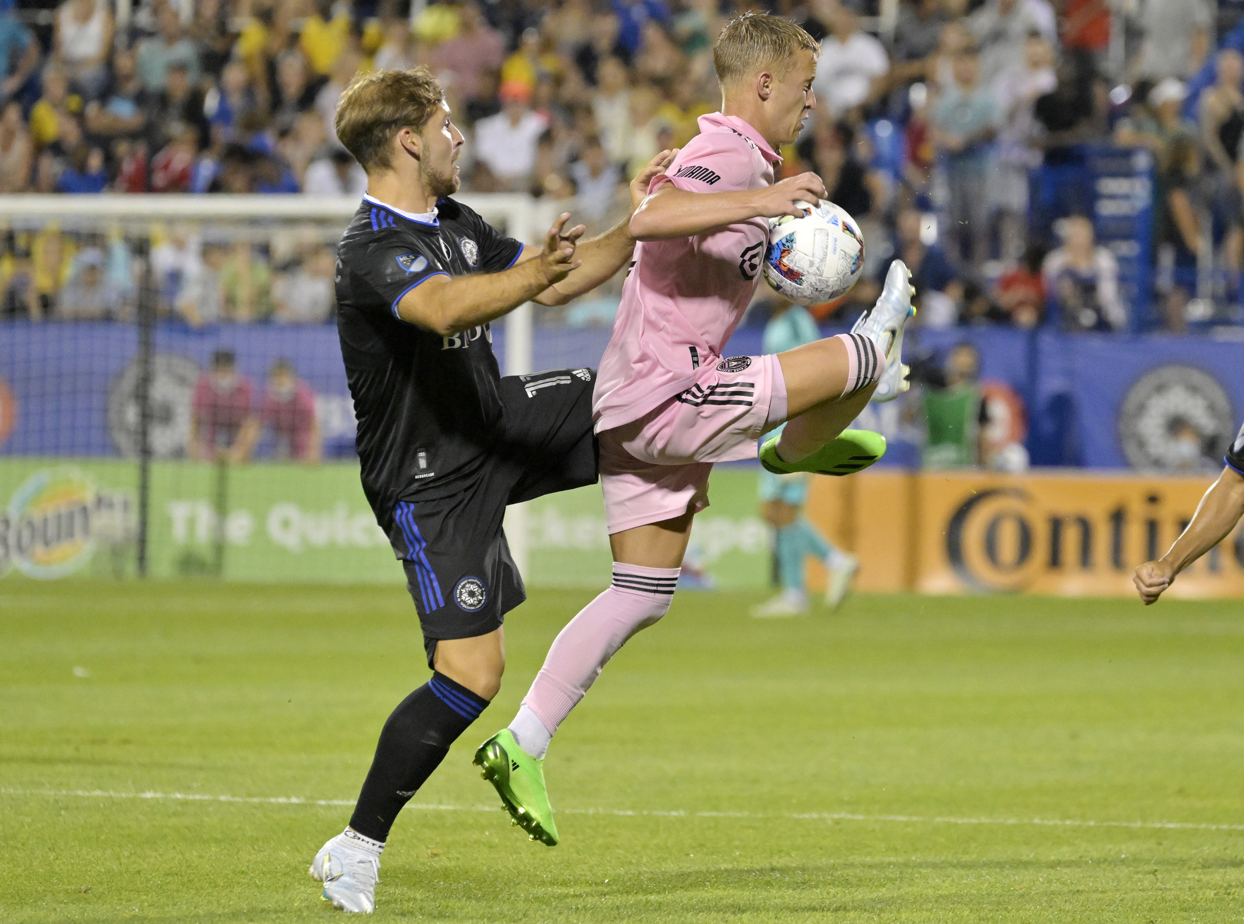 Piłkarz wyrzucony z MLS. Dopuścił się pobicia, posługiwał się fałszywym nazwiskiem