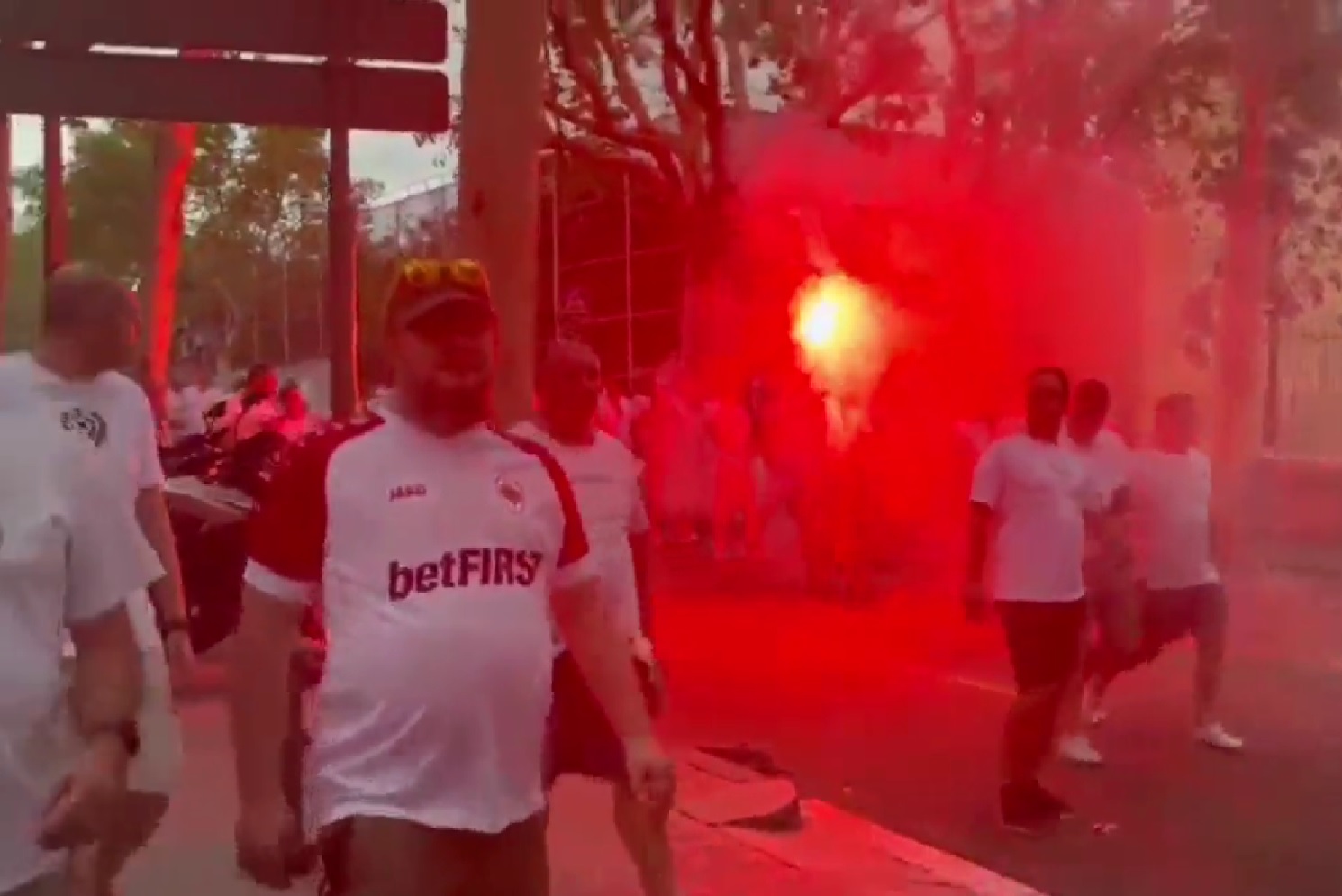 Zamieszki przy okazji meczu FC Barcelony z Antwerpią. Kibice starli się z policją. Ujawniono nagrania [WIDEO]