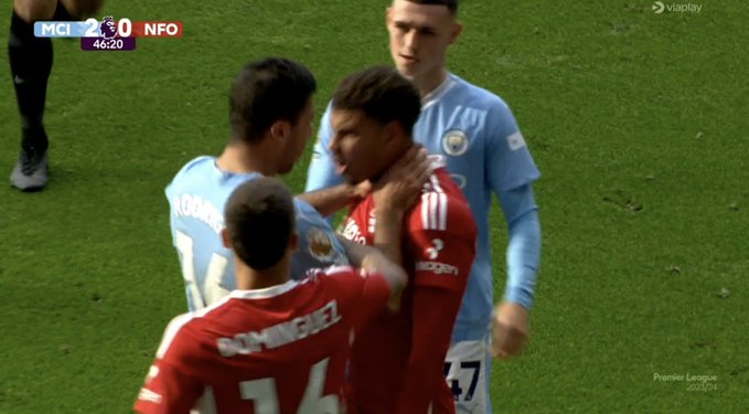 Kuriozalne zachowanie Rodriego! Filar Manchesteru City zaatakował rywala i wyleciał z boiska [WIDEO]