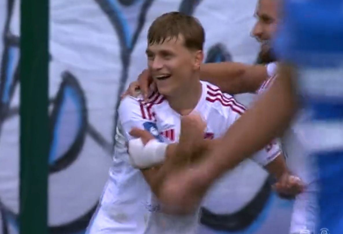 Komiczna postawa obrońców i cudowny dzień nastolatka z Rakowa. Klasyczny hat-trick w Ekstraklasie! [WIDEO]