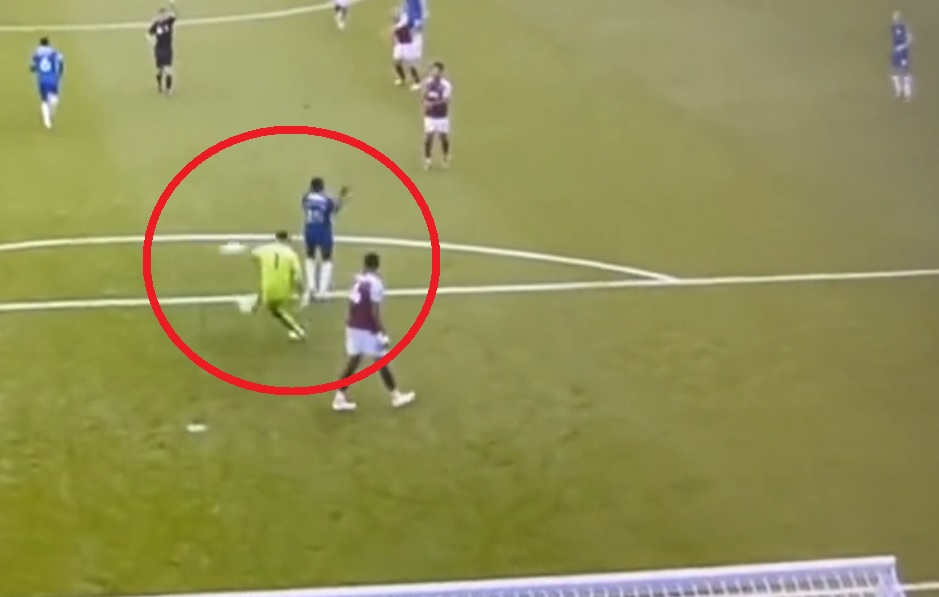 Kuriozalna kartka w Premier League. Napastnik Chelsea został zawieszony [WIDEO]