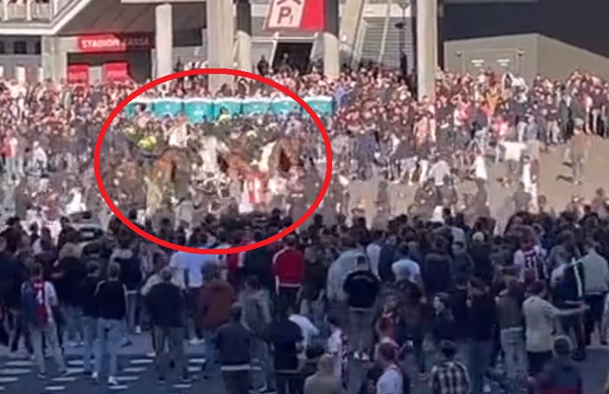 Policja wysłała konne oddziały na kiboli Ajaksu. Koszmarne sceny podczas holenderskiego klasyku [WIDEO]