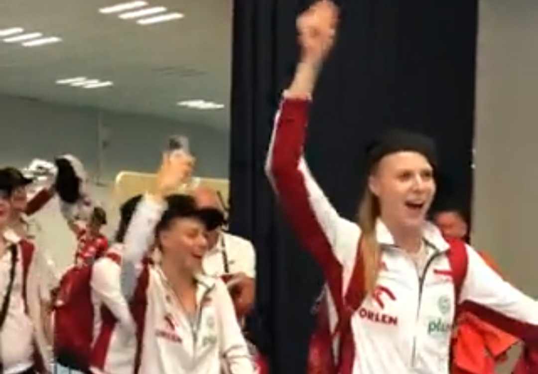 Tak polskie siatkarki świętowały awans na Igrzyska Olimpijskie. Rozśpiewane biało-czerwone [WIDEO]