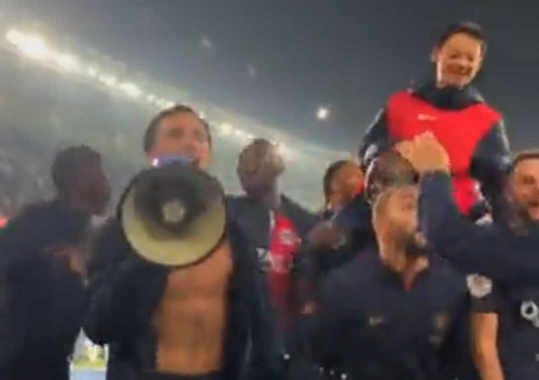"Pie***lić wasze matki". Szokująca przyśpiewka piłkarzy PSG [WIDEO]