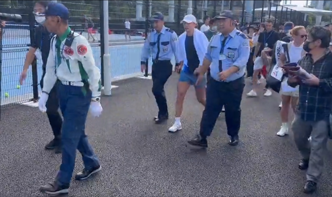 Kibice oszaleli na punkcie Igi Świątek. Niesamowite sceny w Tokio, konieczne było wynajęcie ochrony [WIDEO]