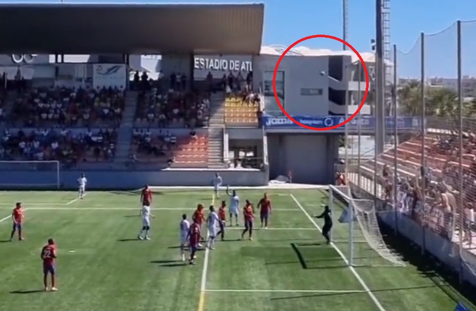 Kuriozalny samobój w Hiszpanii. Kibice aż wybuchli śmiechem [WIDEO]