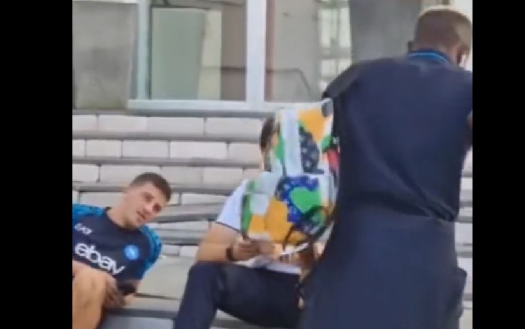 Victor Osimhen kompletnie zbył kolegów z Napoli. Nawet się z nimi nie przywitał. "Jest atmosferka" [WIDEO]