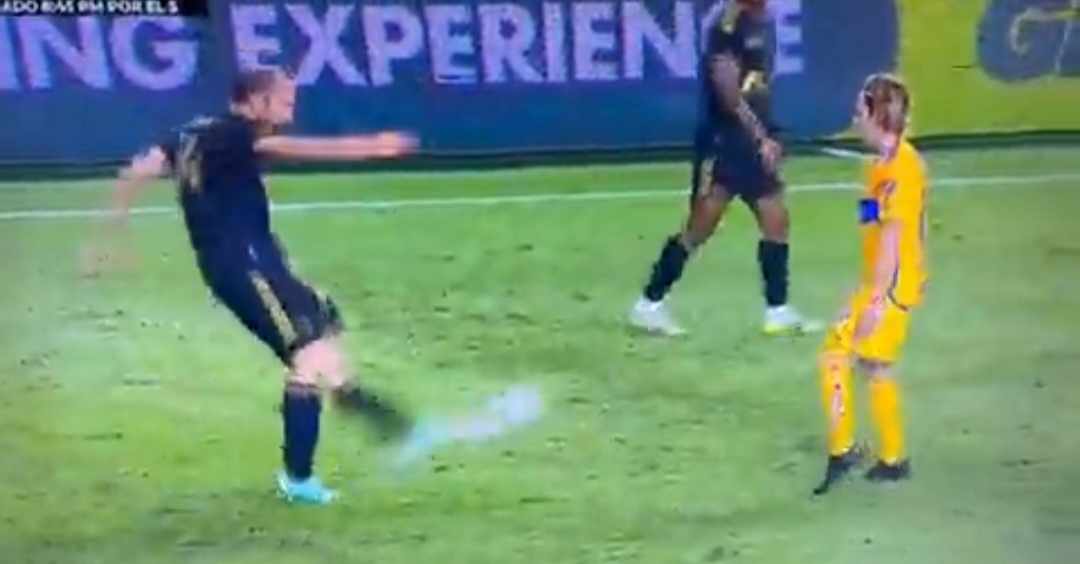 Giorgio Chiellini kopnął piłką w rywala. Legenda straciła nad sobą panowanie [WIDEO]